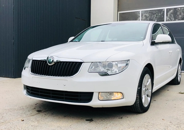 Skoda Superb cena 29990 przebieg: 165000, rok produkcji 2011 z Kościan małe 232